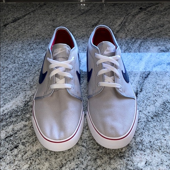 low top Nike skateboarding shoes - Picture 1 of 6